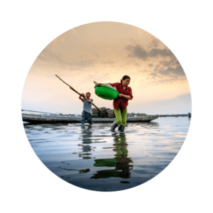 Asijská žena stojí v moři a rybaří