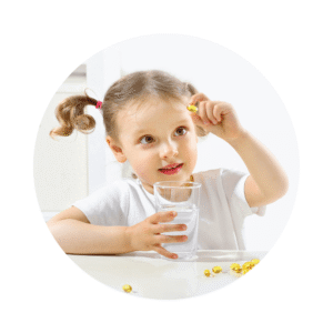 Holčička se sklenicí vody si prohlíží tobolku s rybím tukem