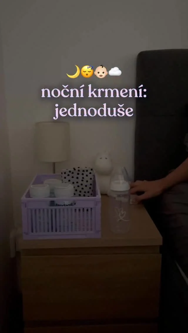 Rodičovství samo o sobě není jednoduché… a už vůbec ne uprostřed noci. 🌙 Na noční plenkové katastrofy ve 2 ráno recept sice nemáme 😅, ale s přípravou mléka ti pomoct můžeme!

Naše tekutá mléka jsou už předem namíchaná – žádné odměrky, žádné počítání, žádné čekání na převařenou vodu. Stačí přelít do lahvičky, nakrmit a (snad) znovu usnout. 🍼💤

Jak to máš ty? Máš nějakou svoji vychytávku na noční přípravu mléka? 💫 Napiš nám ji do komentáře! 🫶

Důležité upozornění: Kojení je nejlepší způsob výživy. Kojenecká výživa by měla být používána pouze na doporučení lékaře. Způsob použití a další informace na obalech. Potravina pro zvláštní výživu.