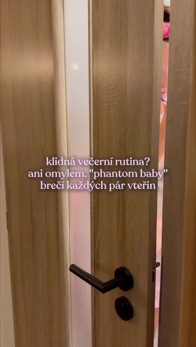 Ne, nestraší ti ve věži... 👻 Pokud slyšíš plačící miminko, i když tvé děťátko spí klidně dál, je to tzv. „phantom crying“. Prostě takové maminkovské „slyšiny“. Už se ti to někdy stalo? 👀