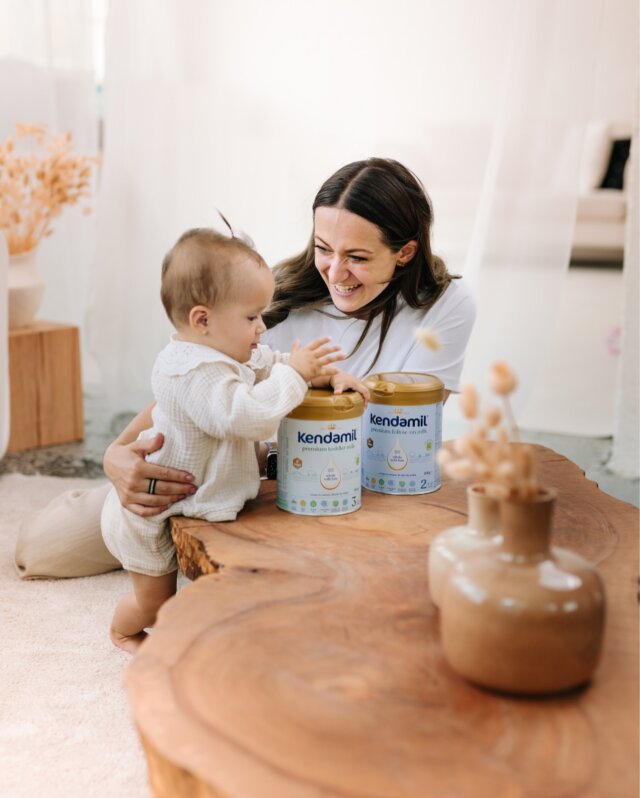 🍼ONI VÍ, CO JE PRO NĚ NEJLEPŠÍ🍼 

Pro naše ratolesti chceme jen to nejlepší - proto při vývoji složení neděláme žádné kompromisy. Srdcem naší výživy je plnotučné mléko, které je součástí vyvážené receptury navržené pro přirozený vývoj Vašeho miminka. 

A to nejlepší? Neobsahuje palmový olej, GMO**, rybí tuk ani sóju, a tak je naše složení stejně bez kompromisů jako Vaše rodičovství.

#Kendamil #ProTyNejmilovanější #kendamilcz #mleko #plnotucnemleko #miminko #mojemiminko #promiminko #miminka #promiminka 

Důležité upozornění: Kojení je nejlepší způsob výživy kojenců. Kojenecká výživa by měla být používána pouze na doporučení lékaře. Způsob použití a další informace na obalech. Potravina pro zvláštní výživu. *HMO (3´GL), **dle legislativy jako veškerá dětská výživa.