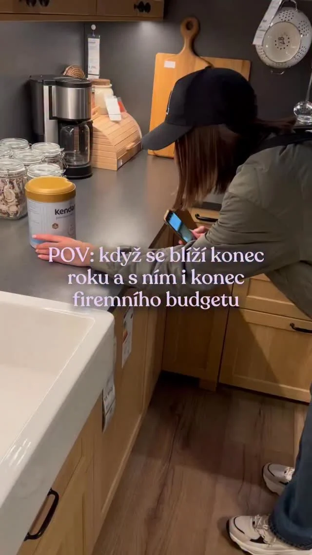 Dnes trochu na odlehčení 😅 aneb když je kreativita víc než budget. 💜💸 Poznali jste, kam jsme Kendamil vzali na tajné focení? 🤫 A kam bychom ho měli vytáhnout příště??? 🤔