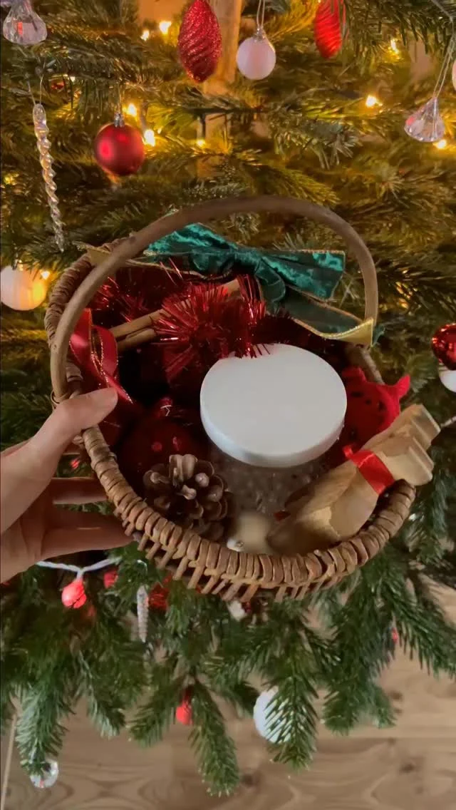 Vytvořte pro své děťátko kouzelnou sváteční atmosféru s vánočním smyslovým košíčkem! 🎄✨🧺

Plný různorodých textur, zábavných zvuků a zajímavých tvarů — ideální způsob, jak zabavit malé ručičky a podpořit zvídavou mysl. 🌟

❗ Fantazii se meze nekladou. Jen se vyvarujte malých věcí, které by děťátko mohlo spolknout. Miminko by mělo být pod dohledem dospělého po celou dobu hraní.