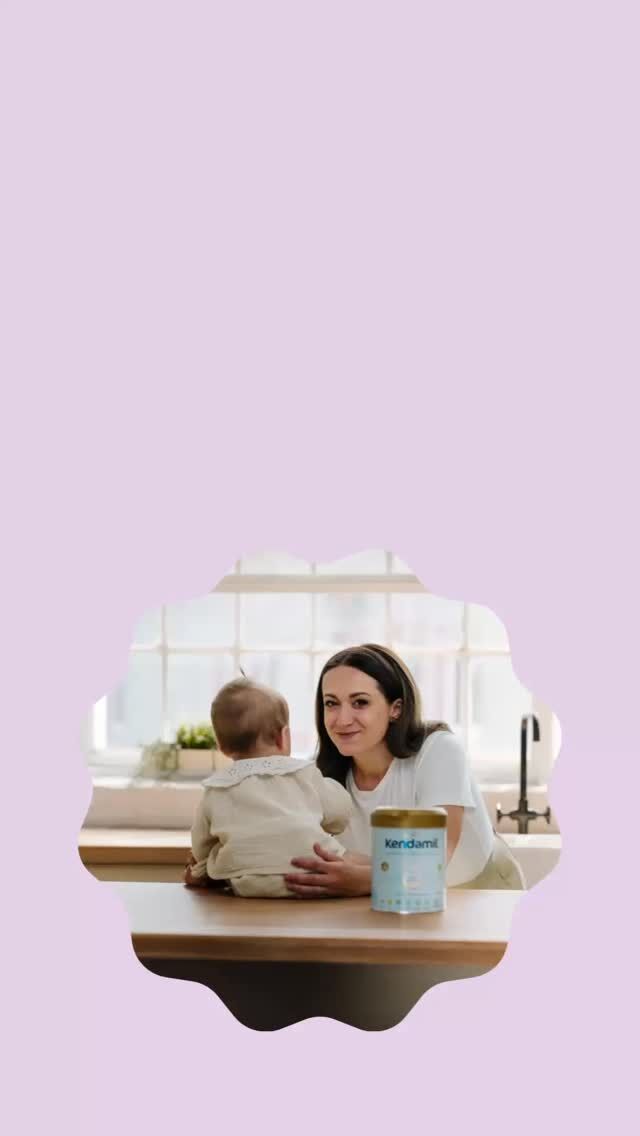 🍼 Jak připravit kojenecké mléko Kendamil🍼

1. Umyjte si ruce a sterilizujte lahvičku a savičku 🧼🍼:
- Kojenci jsou citliví na bakterie. Sterilizujte lahvičku a savičku varem ve vodě 3-5 minut nebo v parním sterilizátoru.

2. Převařte kojeneckou vodu a nechte ji zchladnout max 30 minut 💧🔥⏳:
- Použijte balenou kojeneckou vodu, převařte ji a nechte vychladnout. Nepoužívejte opakovaně převařenou nebo chemicky změkčenou vodu.

3. Nalijte vodu do lahvičky, přidejte odměrky prášku, uzavřete a důkladně promíchejte 🍼👶:
- Dodržujte doporučené dávkování na obalu. Správné množství zajistí miminku dostatek živin.

4. Před podáváním zkontrolujte teplotu mléka na zápěstí 🌡️🤲:
- Před podáním zkontrolujte teplotu mléka kapkou na zápěstí. Mělo by být teplé, ale ne horké.

5. Nedojedené mléko znovu nedávejte ⏲️🚫:
- Připravené mléko spotřebujte do 2 hodin. Zbytky zlikvidujte a nikdy neohřívejte znovu.

#Kendamil #ProTyNejmilovanější #kendamilcz #mleko #plnotucnemleko #miminko #mojemiminko #promiminko #miminka #promiminka #kendamil #naplno #bezkompromisu #rodičovstvi
NAPLNO*
*neobsahuje žádné kompromisy