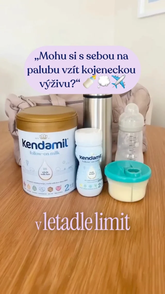 Chystáš se letos poprvé s miminkem letadlem? ✈️ Tady je pár rad, jak sbalit na cestu krmení pro prcka. 🍼

Vycházíme z aktuálních pravidel letišť v rámci EU. Co je tedy dobré vědět, než vyrazíš k terminálu? 👇 

❓Jak balit?
Dětské jídlo a voda NEMUSÍ být v průhledném uzavíratelném sáčku. Klidně všechno sbal do jednoho organizéru nebo tašky. Na bezpečnostní kontrole ale musí jít všechno jídlo, mléko i pití pro miminko ven do samostatného boxu. Když to budeš mít vše pohromadě, ušetříš si čas.

❓Jak na horkou vodu na mléko?
Máš dvě možnosti. Buď si vezmeš vlastní horkou vodu v termosce (na security ji zkontrolují speciálním skenerem), nebo projdeš s prázdnou termoskou a o horkou vodu poprosíš v jakékoliv kavárně za kontrolou nebo přímo na palubě letadla u letušek. Určitě ti rádi vyhoví.

❓ Kolik toho můžu vzít?
Oficiálně neexistuje žádný přísný limit na mililitry, na palubu tě pustí s takovým množstvím, které miminko reálně potřebuje na cestu (včetně případného zpoždění).

‼️ Ale pozor! Každé letiště a letecká společnost mohou mít svá specifická drobná pravidla, proto doporučujeme si je před odletem pro jistotu krátce ověřit na jejich webu.

📌 Ulož si tohle video, ať ho máš při balení hned po ruce. A napiš nám do komentářů, jestli vás letos čeká první let, případně zda už jste zkušení cestovatelé a jak to probíhalo na kontrole. 🍼👇

🤱 Důležité upozornění: Kojení je pro miminko tím nejlepším začátkem. Kojenecká výživa by měla být používána pouze na doporučení lékaře. Způsob použití a další informace na obalech. Potravina pro zvláštní výživu.